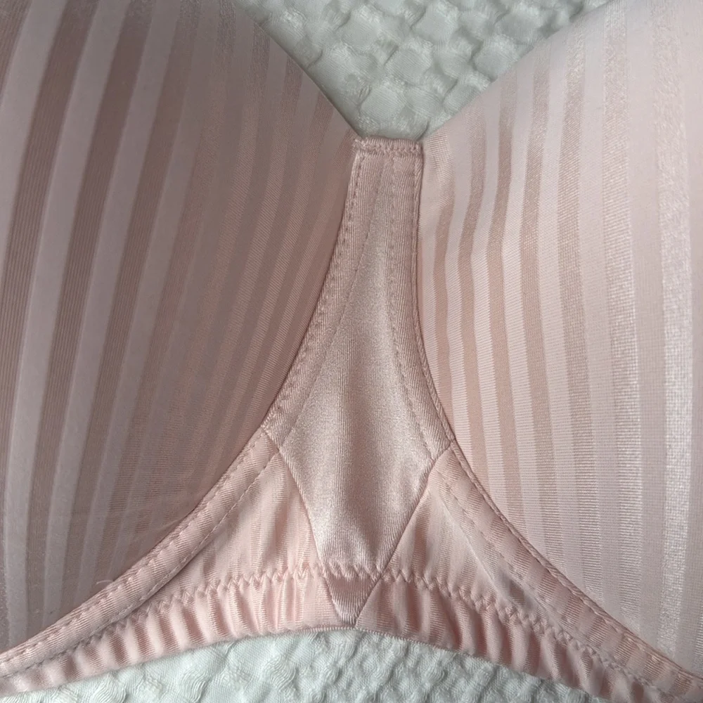 NWT Playtex Secrets All Over Smoothing Wirefree 4 Way Support Women's Bra - Picture 4 of 4